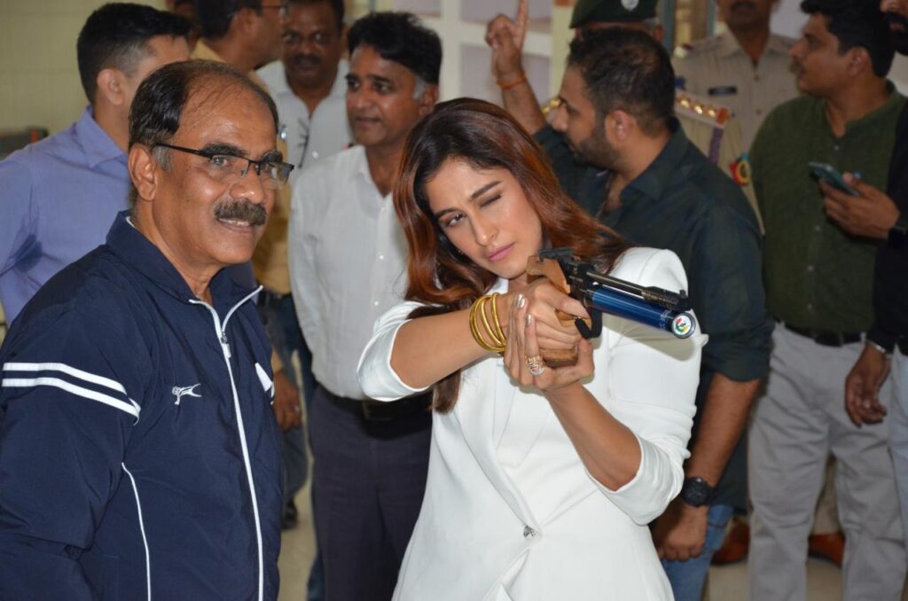 నవోదయలో సందడి చేసిన నటి రెజీనా