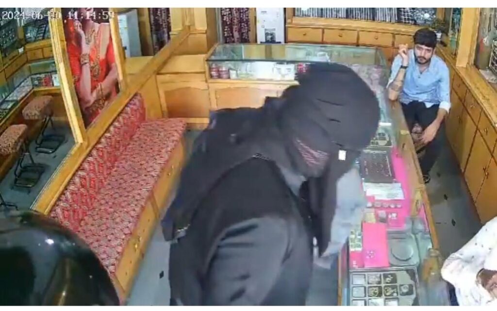 Jewellery shop decoity robbery