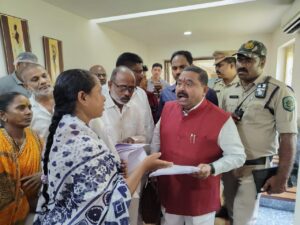 కమిషన్ ఆదేశాలు పాటించని అధికారుల పై చర్యలు తీసుకోండి:విదసం