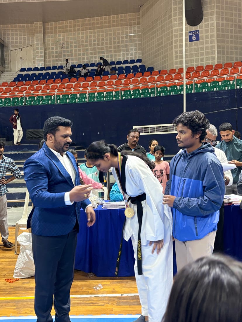 హన్సిక కు గోల్డ్ మెడల్ ప్రధానం చేస్తున్న దృశ్యం