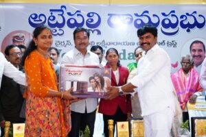 విజేతలకు బహుమతులు అందజేస్తున్న హైడ్రా కమిషనర్ రంగనాథ్