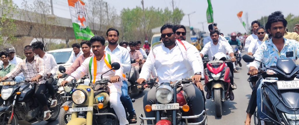 స్కూటర్ ర్యాలీగా తరలి వెళ్తున్న యువజన కాంగ్రెస్ నాయకులు